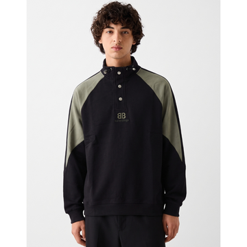 Contrast Sleeves Turtle Neck Style Black Sweatshirt (A-5202)